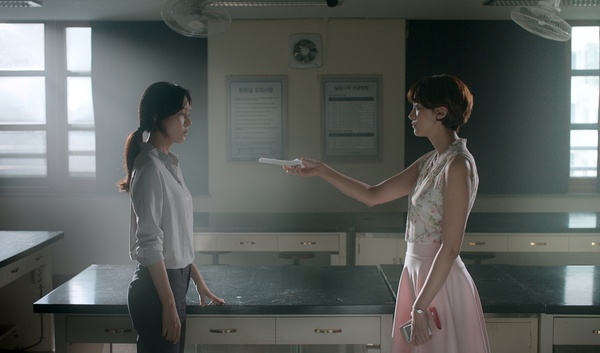 女教师演员的职业身份多维探析