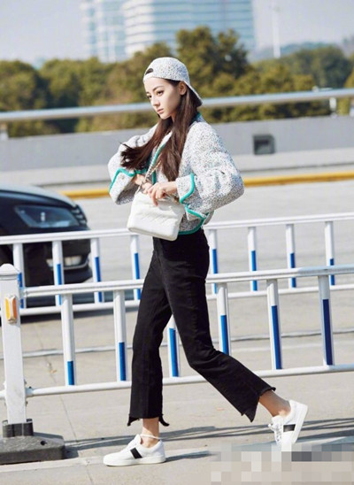 迪丽热巴最新街拍图片曝光，魅力四溢！