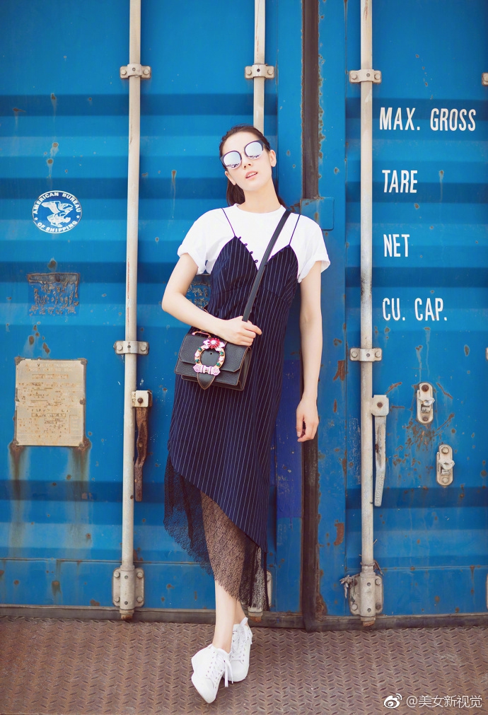 迪丽热巴最新街拍图片曝光，魅力四溢！