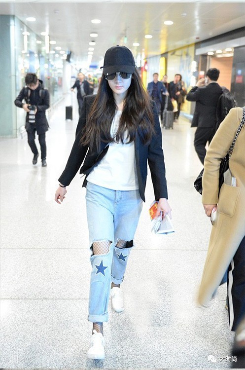 迪丽热巴最新街拍图片曝光，魅力四溢！