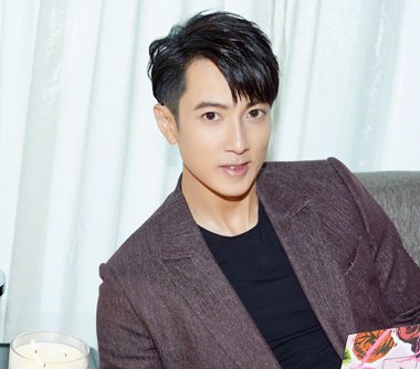 吴尊最新发型亮相，鬓发理光新风尚