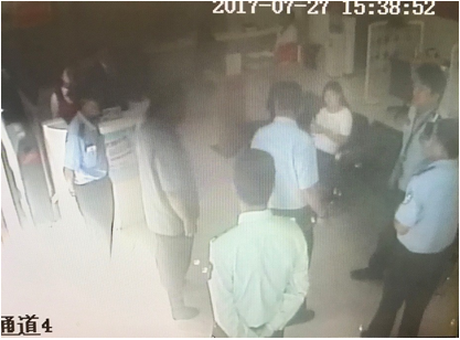 最新女逃犯逃亡路上的温馨日常记录