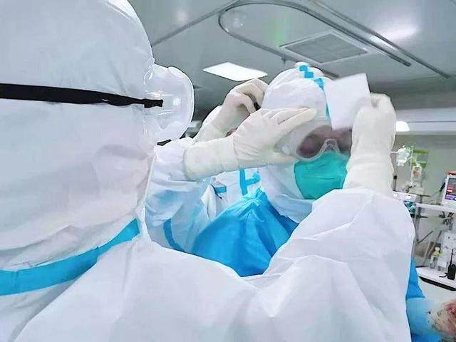 肺炎疫情下的温馨日常，小明的奇妙经历与深厚友情传递爱与陪伴的力量