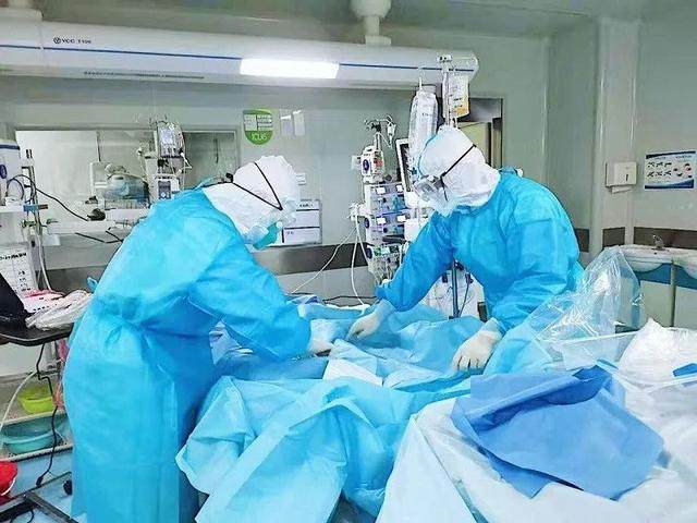 肺炎疫情下的温馨日常，小明的奇妙经历与深厚友情传递爱与陪伴的力量