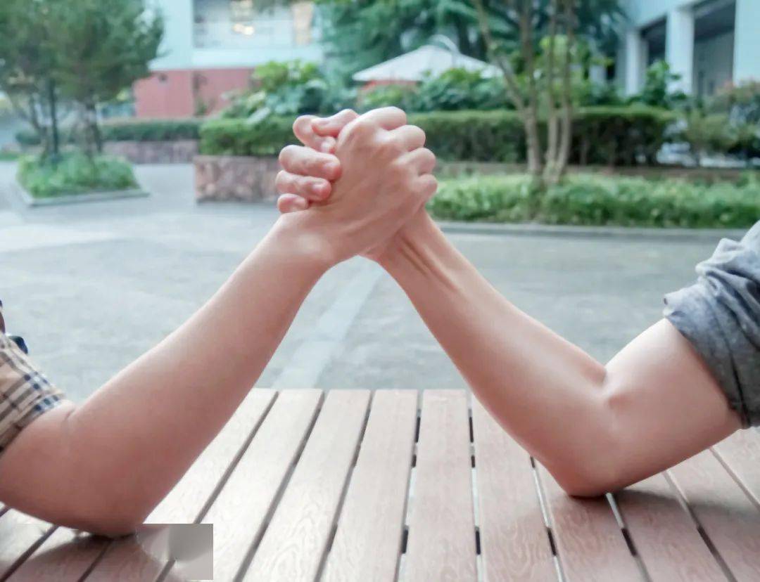 友情纽带，拉手腕的最新风尚与故事