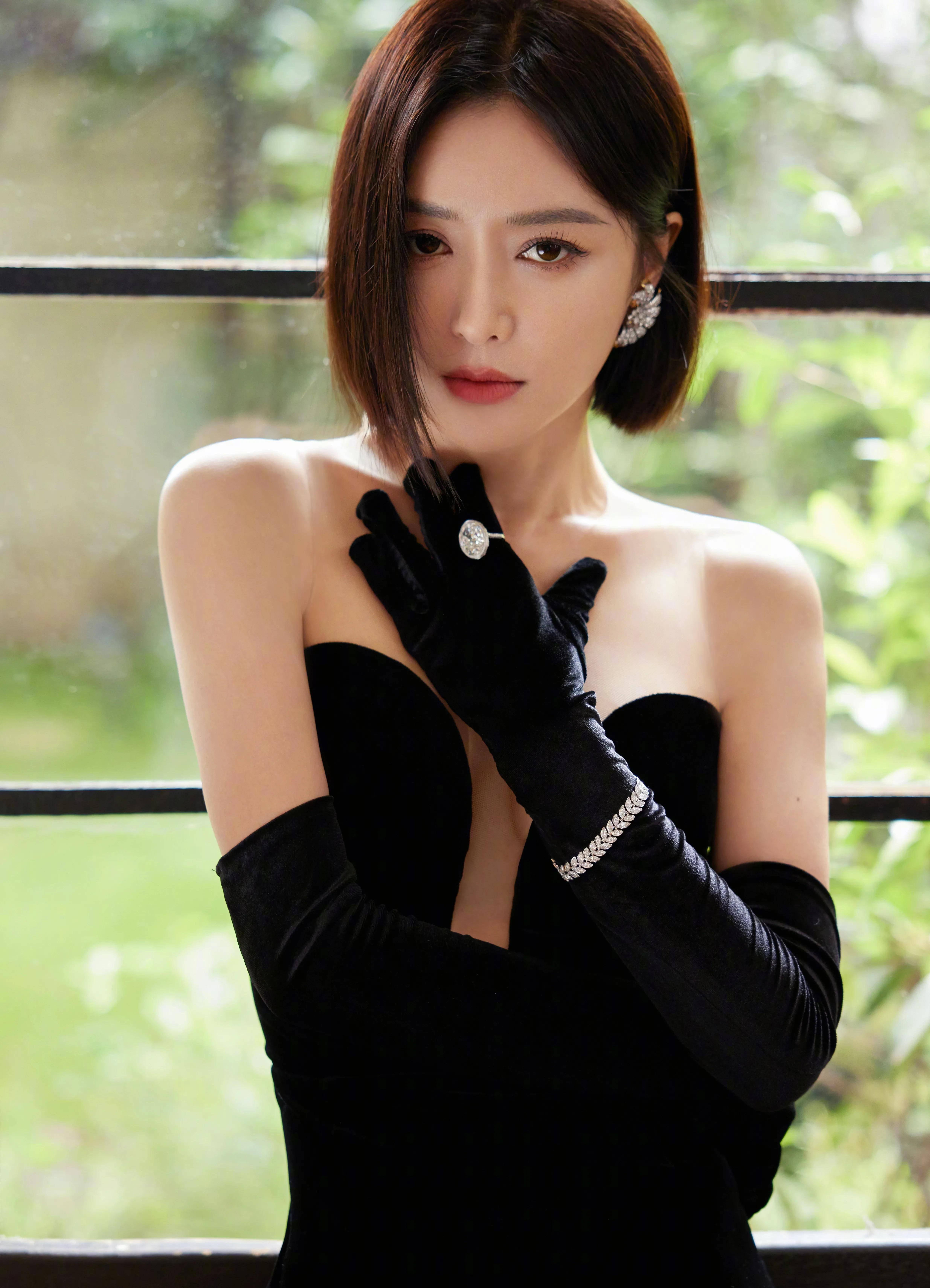 秦岚最新图片,魅力四溢的时尚风尚女王风采展示